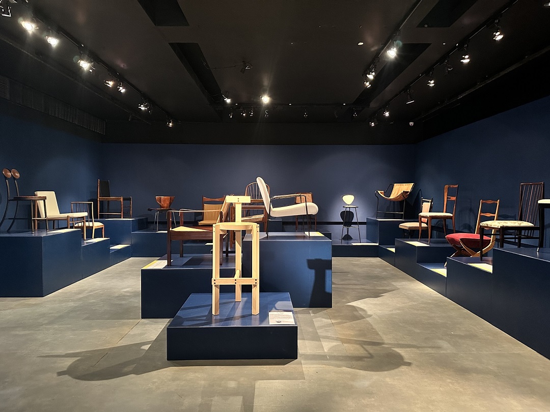 Exposição Pioneiros do Design Brasileiro Cadeiras Modernistas na Casa Fiat de Cultura crédito Fernanda Blom