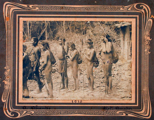 Indígenas do vale do Rio Doce (1890-1910). Autor: A. Abranches. Acervo Arquivo Público Mineiro.