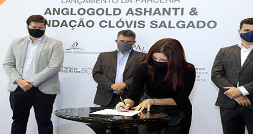 Momento da Assinatura 1 - Eliane Parreiras - Crédito Paulo Lacerda