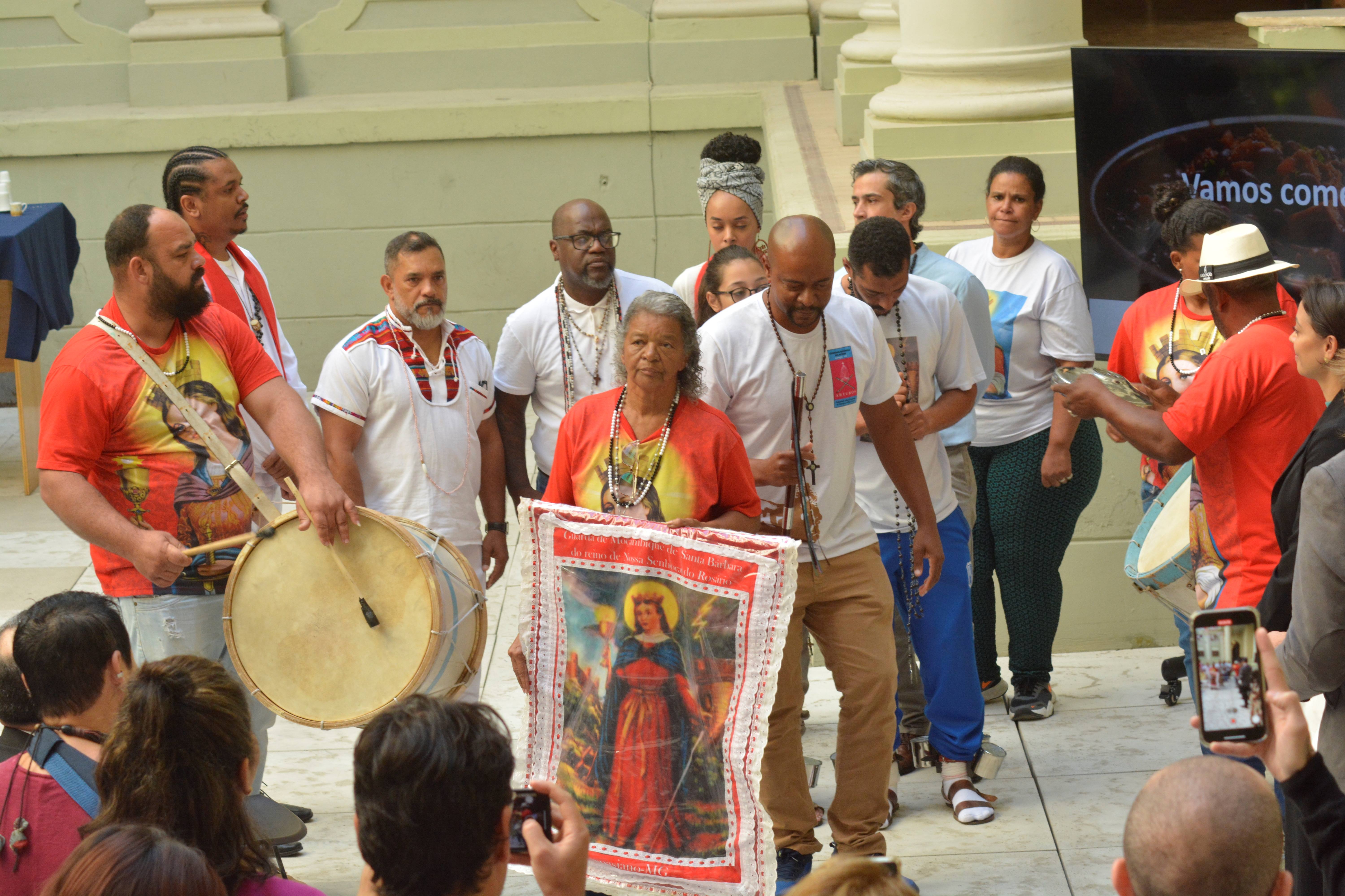 Apresentação de integrantes da Comunidade dos Arturos de Contagem e da Guarda de Moçambique de Santa Bárbara do Reino de Nossa Senhora do Rosário Vespasiano Foto Renata Garbocci MG