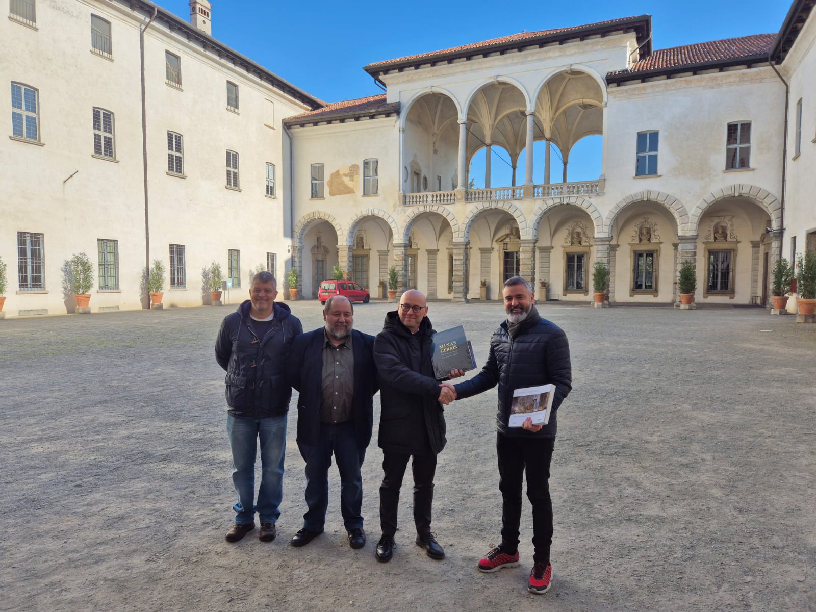 Secretário Leônidas de Oliveira direita no Politecnico di Milano com representantes da institução